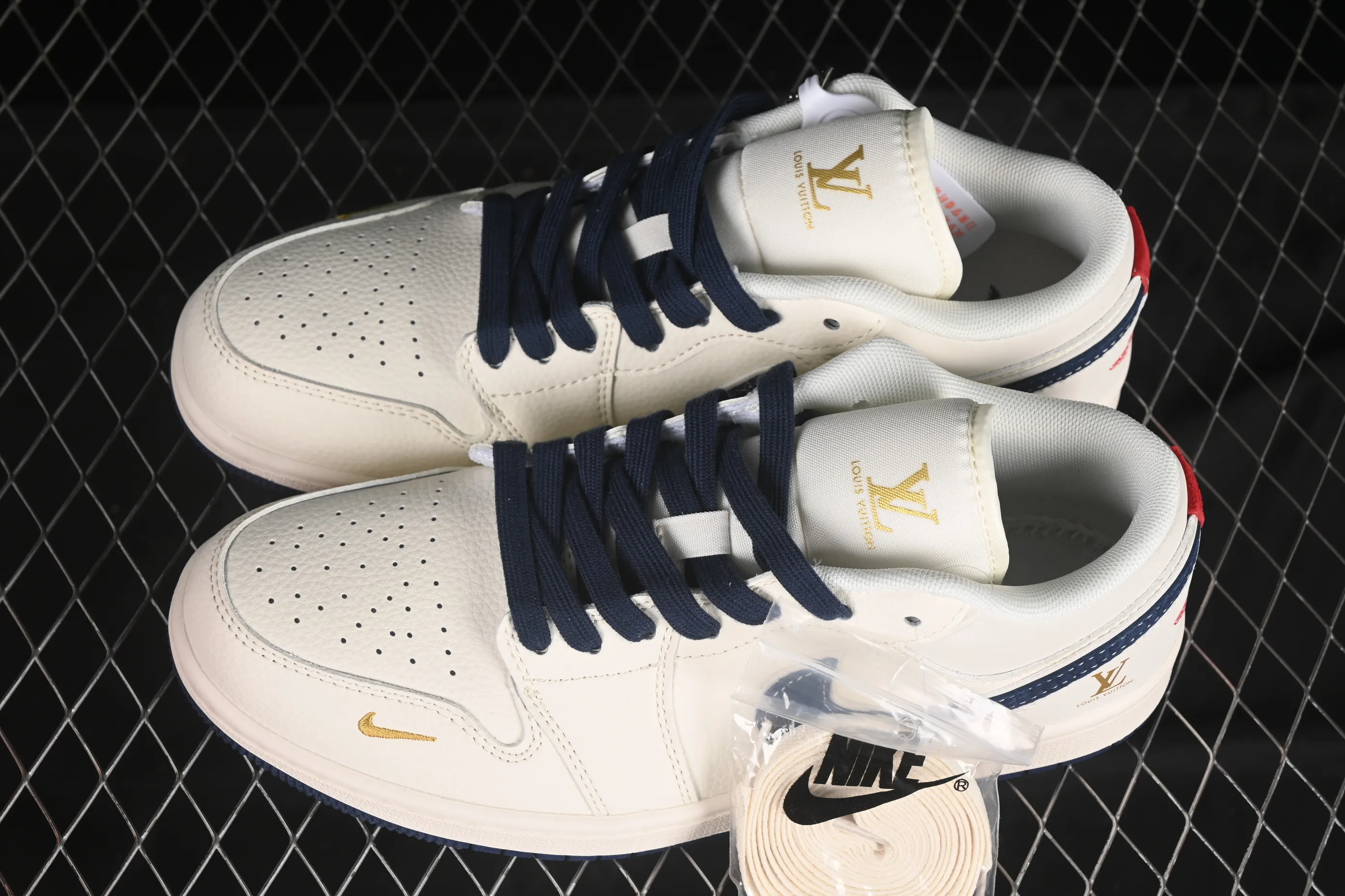 All categories Air Jordan Jordan series basketball shoes Air Jordan 1 Low High-end customized low-top sneakers Air Jordan 1 Low AJ1 Joe 1 LV joint blue scale hook High-end customized low-top retro basketball shoes XX3168-171